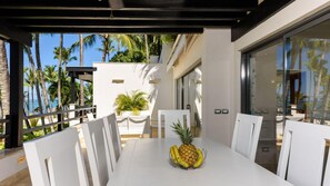 Penthouse, 3 Bedrooms, Jetted Tub, Pool View  - Breakfast Included in first 7 nights | Restauration en plein air