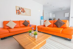 Two Bedroom Penthouse | Área de estar | TV de tela plana