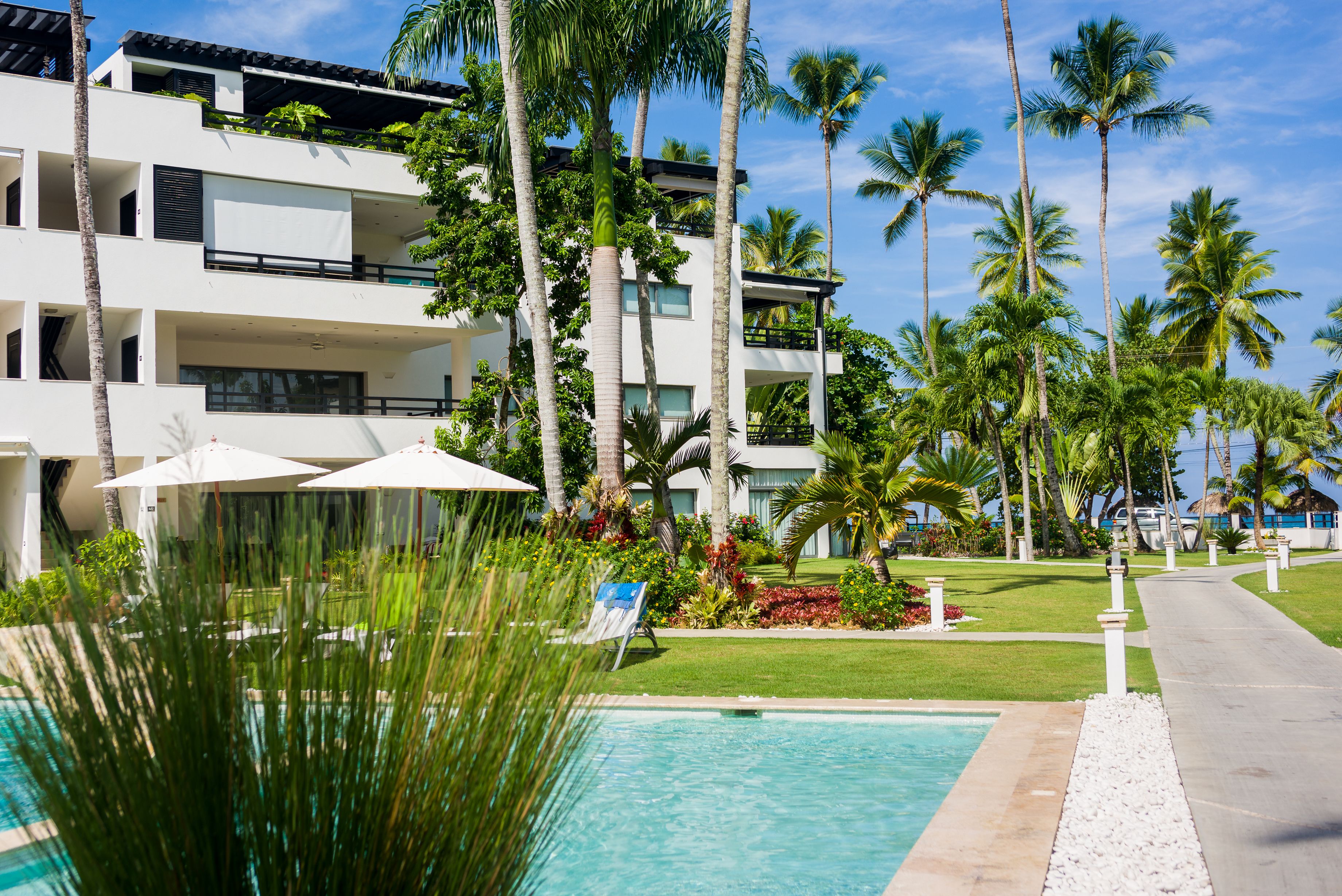 2 outdoor pools, pool loungers