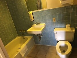 Habitación estándar, 1 cama de matrimonio, fumadores | Baño | Ducha y bañera combinadas y artículos de higiene personal gratuitos
