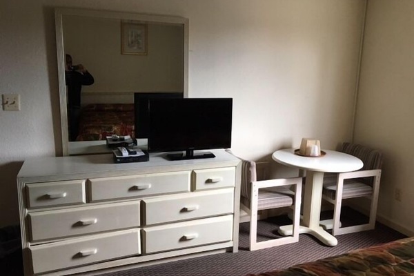 Standard Room, 1 Queen Bed, Smoking | Desk, WiFi (free), bed sheets