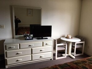 Standard Room, 1 Queen Bed, Smoking | Desk, free WiFi, bed sheets