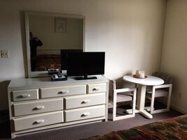 Escritorio, wifi gratis y ropa de cama 