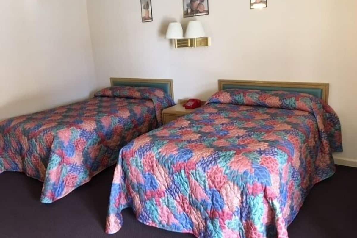 Escritorio, wifi gratis y ropa de cama