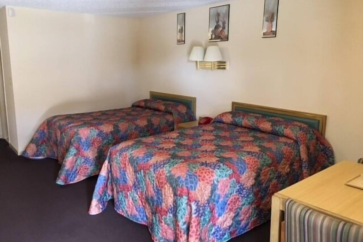 Escritorio, wifi gratis y ropa de cama