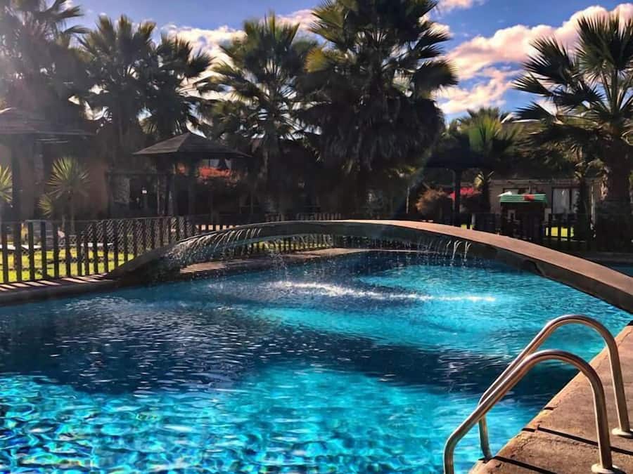 Piscina externa, espreguiçadeiras