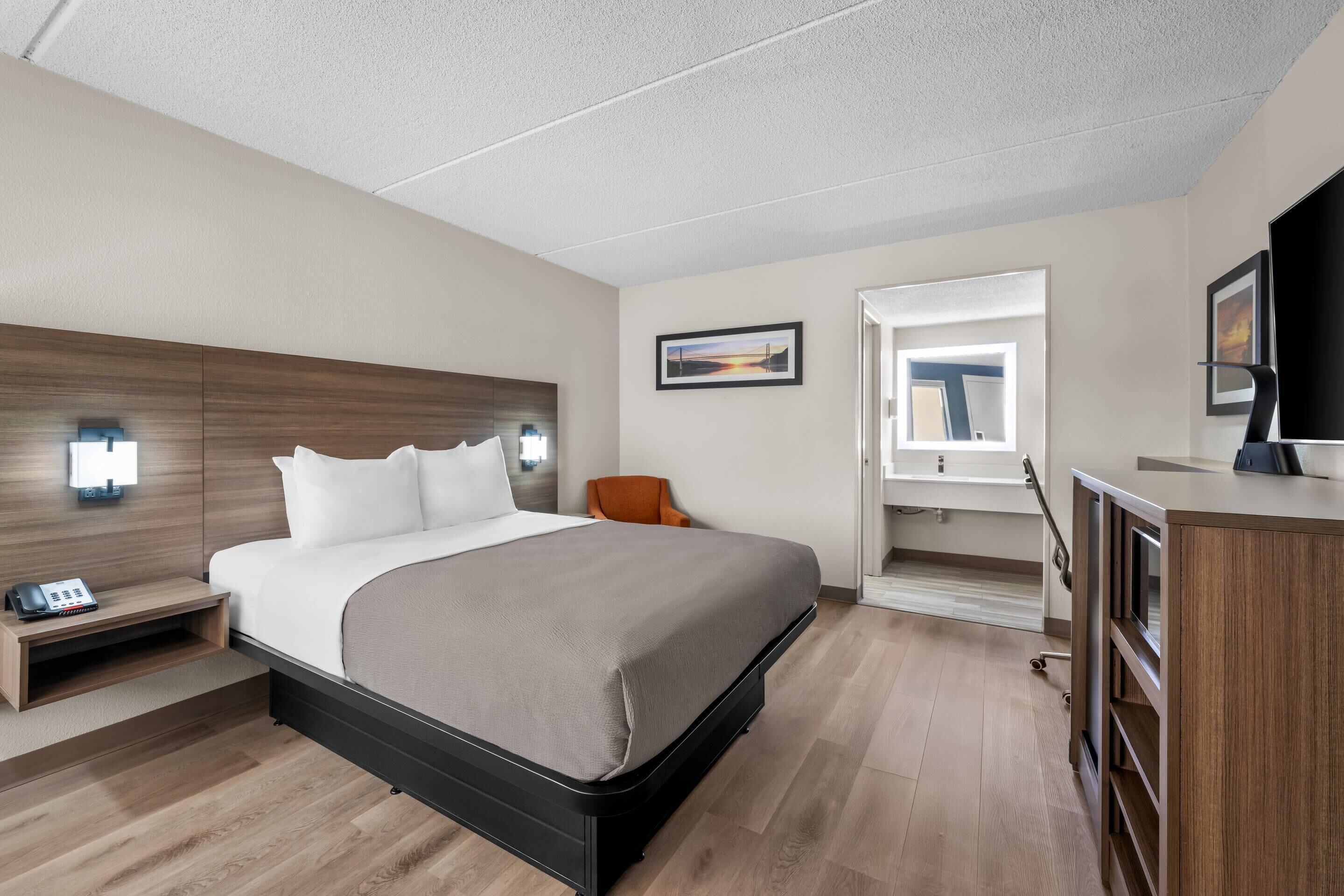 Rom – standard, 1 queensize-seng, ikke-røyk (First Floor) | Sengetøy av topp kvalitet, senger med overmadrass og skrivebord