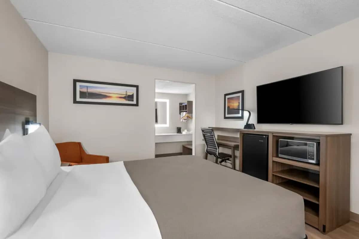 Premium bedding, pillowtop beds, desk, WiFi (free)