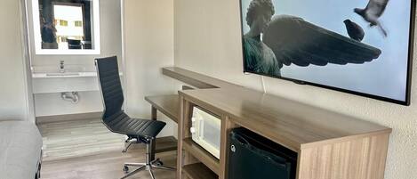 Ropa de cama de alta calidad, colchones con pillow-top y escritorio