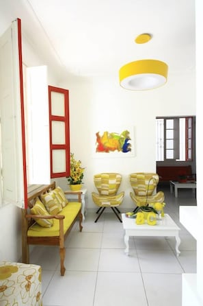 Flat-screen TV, pay films