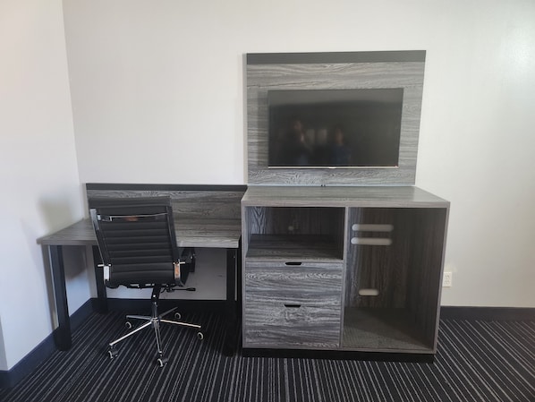 办公桌、免费 WiFi