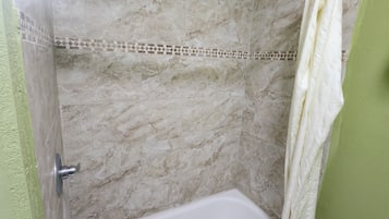 Combined shower/bathtub, towels