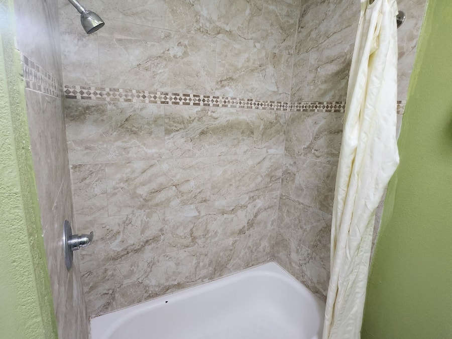 Combined shower/tub, towels