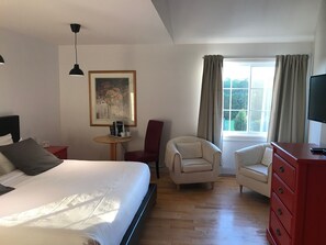 Habitación, 1 cama de matrimonio grande | Tabla de planchar con plancha y wifi gratis