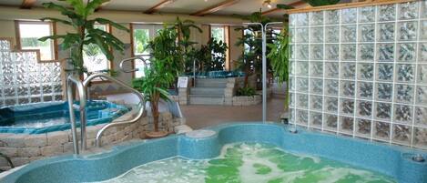 Behandelingskamers voor koppels, een sauna, een bubbelbad, een stoombad