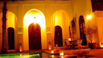 Depan hartanah - siang/malam