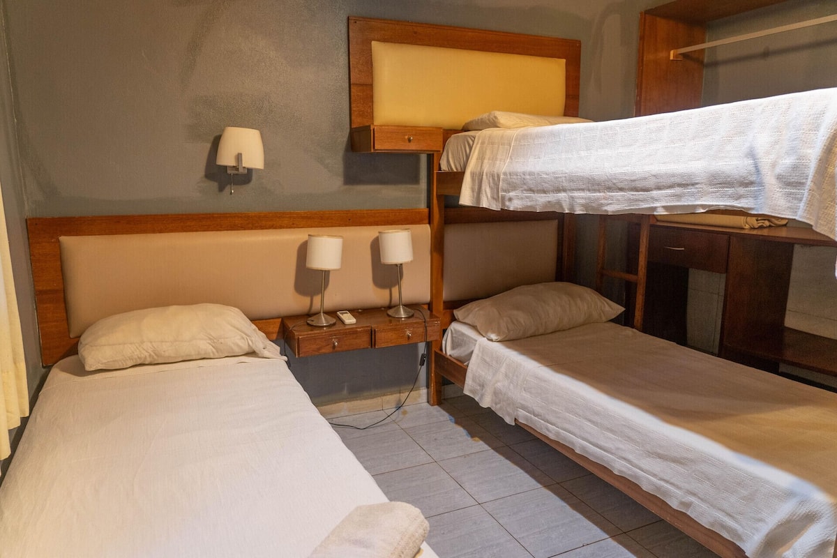 Caja de seguridad en la habitación, wifi gratis y ropa de cama