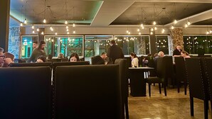 Petit déjeuner, déjeuner et dîner servis sur place