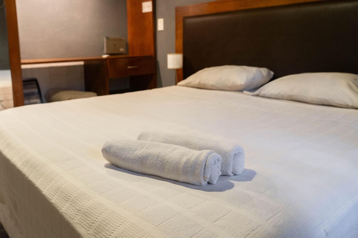 Caja de seguridad en la habitación, wifi gratis y ropa de cama