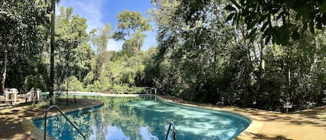 Kolam renang outdoor, dengan payung kolam renang