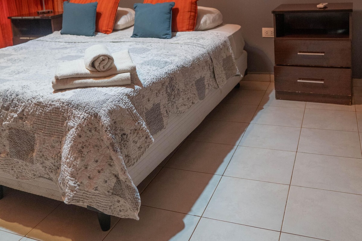 Caja de seguridad en la habitación, wifi gratis y ropa de cama