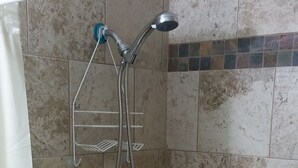 Ein Duschbereich mit Handbrause und Wandarmatur.