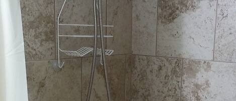 Chambre économique, 1 grand lit | Douche de la salle de bain
