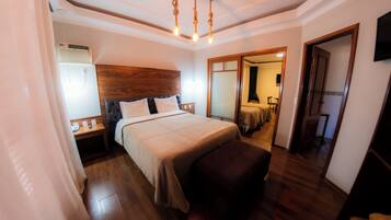 Master | Frigobar, cortinas blackout, roupa de cama