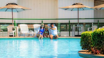 2 piscinas internas, 2 piscinas externas, guarda-sóis