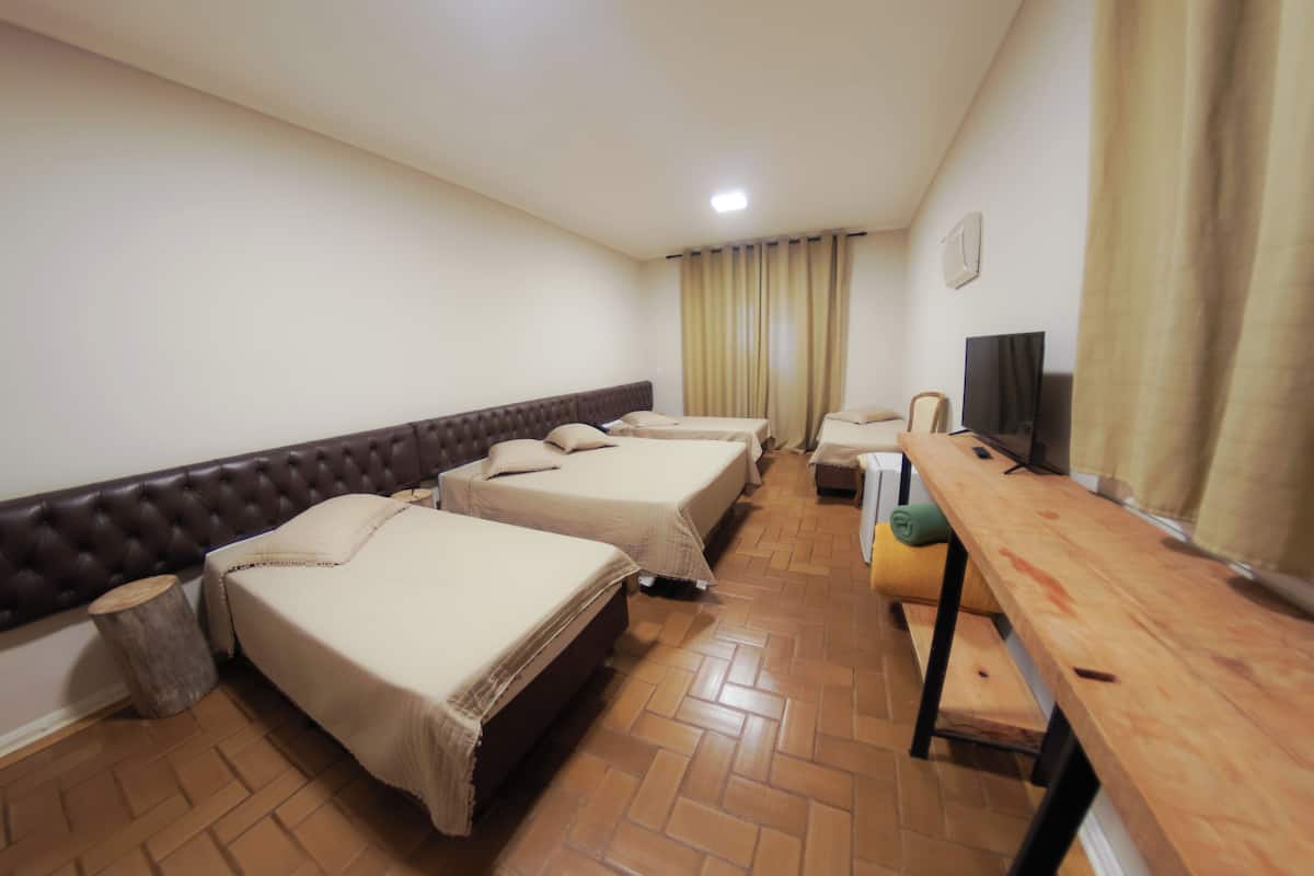 Quíntuplo com Sacada | 1 slaapkamer, een minibar, verduisterende gordijnen, beddengoed