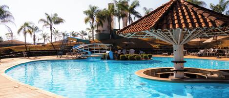 2 piscines couvertes, 2 piscines extérieures, parasols de plage