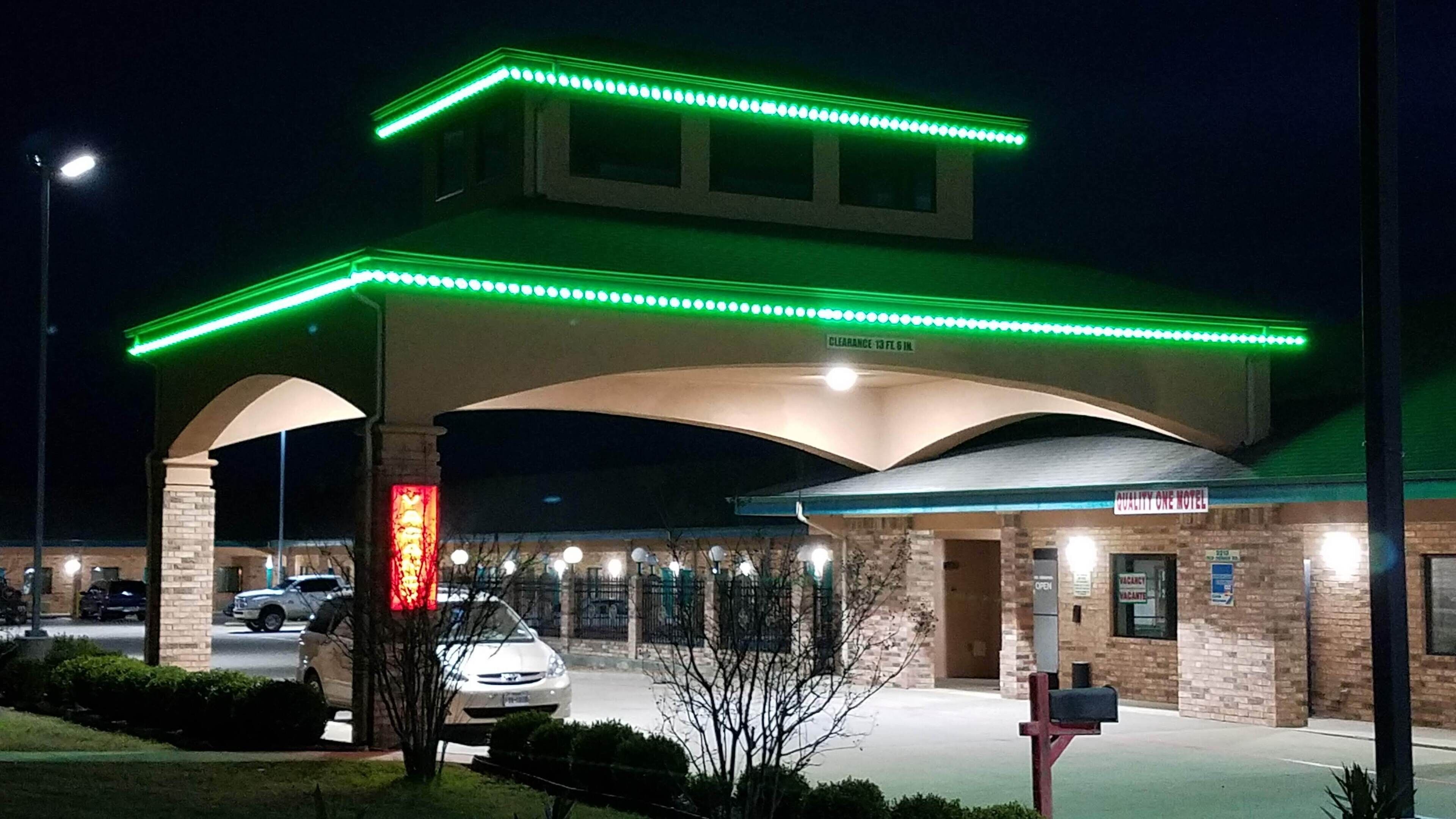 住宿正面 - 傍晚/夜晚