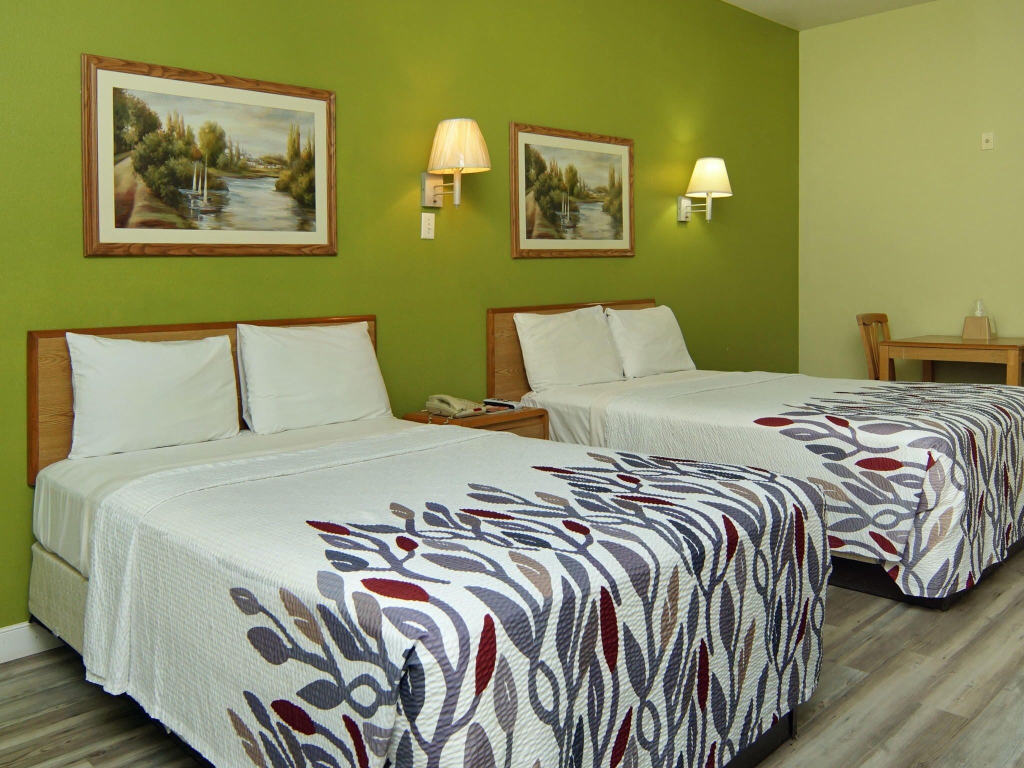 Habitación doble estándar, 2 camas matrimoniales | Escritorio, tabla de planchar con plancha, wifi gratis y ropa de cama 