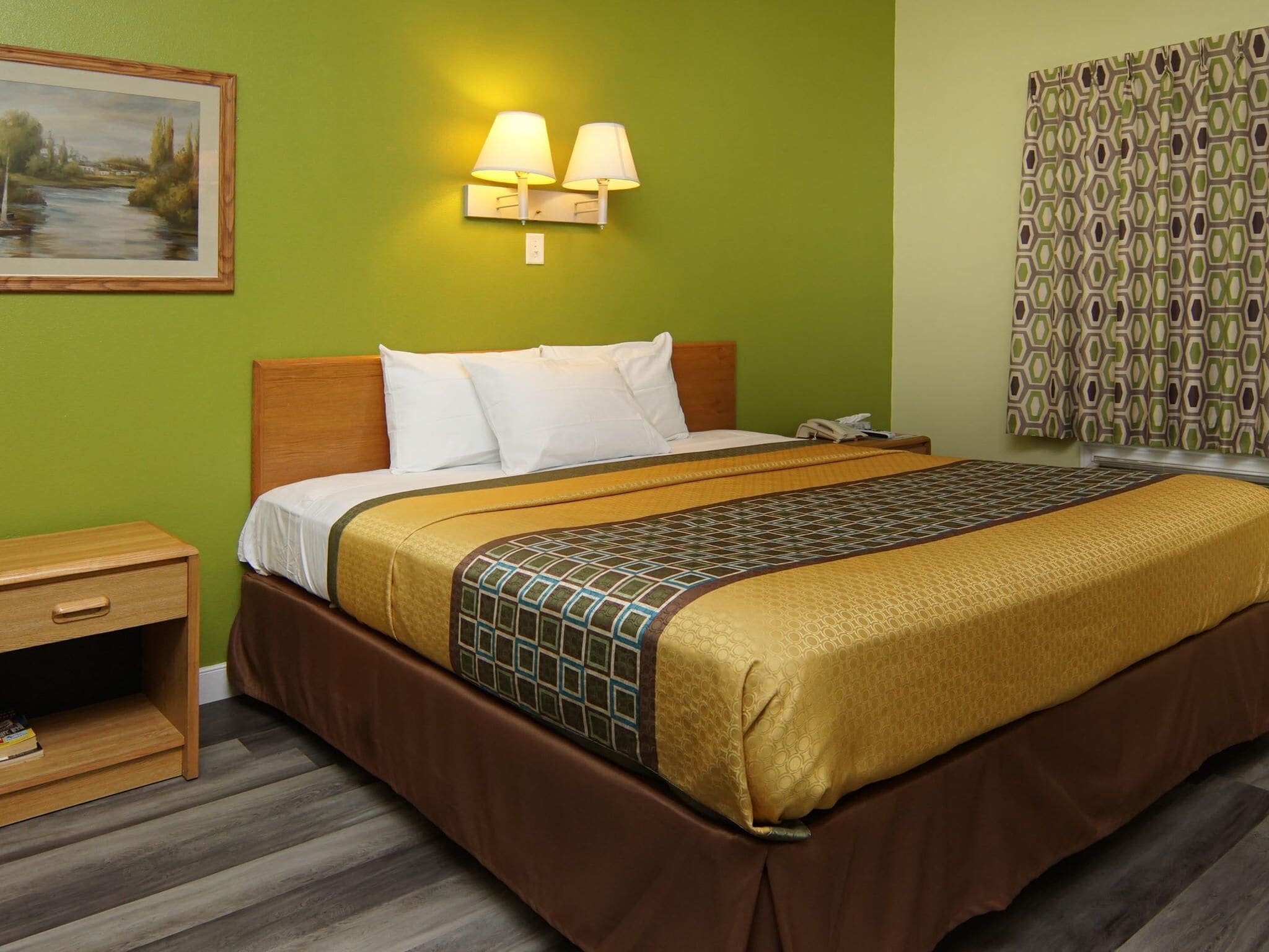 Classic Suite, 1 King Bed | Desk, iron/ironing board, free WiFi, bed sheets