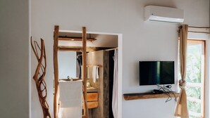 Loft Romantica | Tirai kedap cahaya, setrika/meja setrika, dan seprai linen