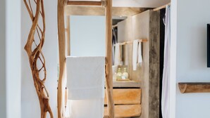 Loft Romantica | Tirai kedap cahaya, setrika/meja setrika, dan seprai linen