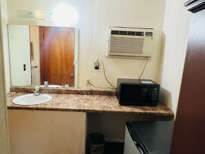 Room, 1 King Bed, Non Smoking | Bathroom | Free toiletries, hair dryer, towels - Capital O Sparta Motel Near Carbondale (Sparta)