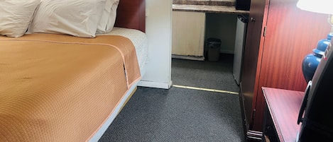 Habitació, 1 llit de matrimoni gran, no fumadors | Escriptori, planxa i posts de planxar, wifi gratuïta i roba de llit