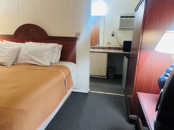 Room, 1 King Bed, Non Smoking | Desk, iron/ironing board, free WiFi, bed sheets - Capital O Sparta Motel Near Carbondale (Sparta)