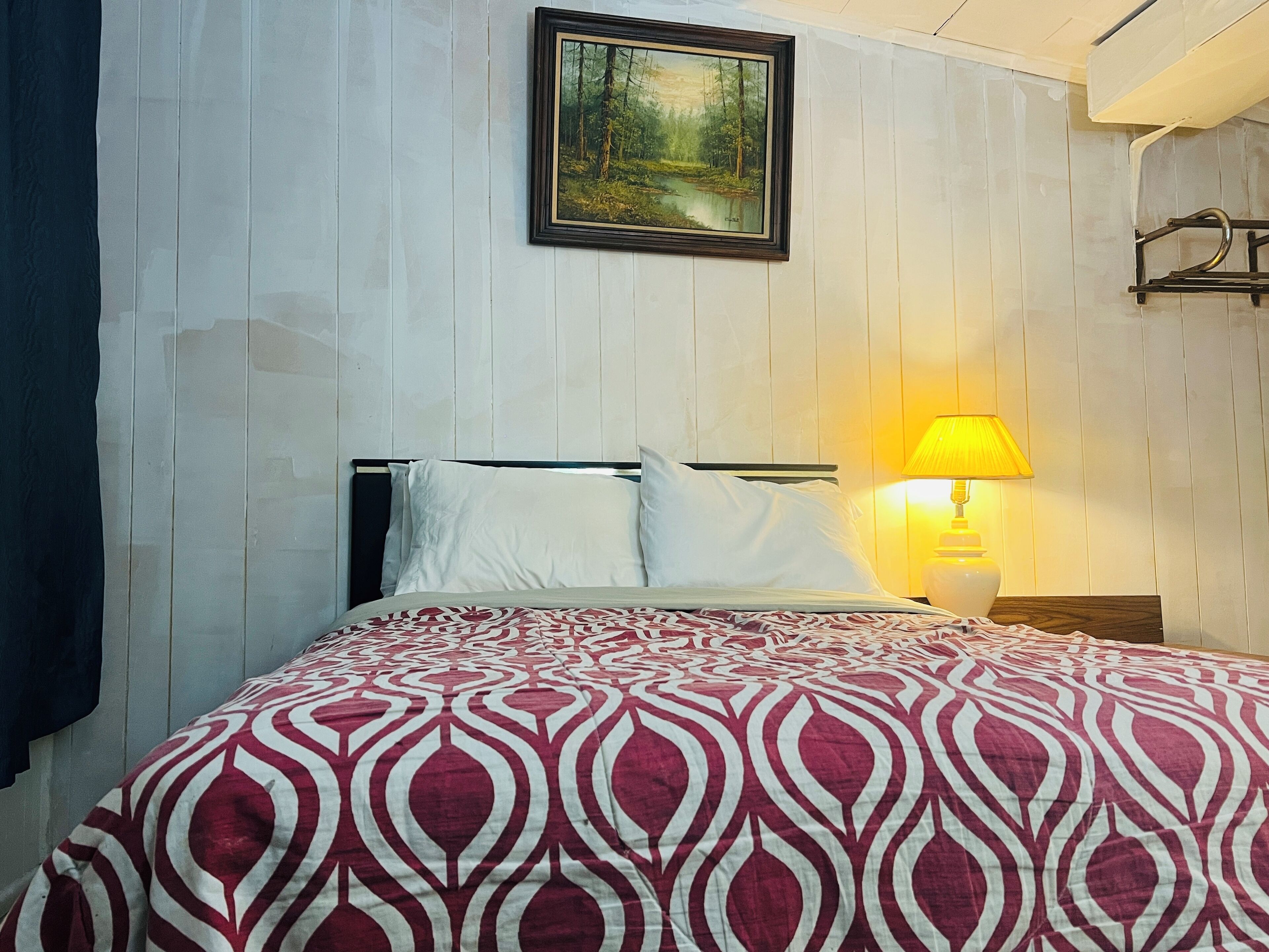 غرفة - سرير كبير - لغير المدخنين | مكتب ومكواة/لوح كي وواي فاي مجانًا وملاءات أسرّة