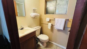 Zimmer, 1 Queen-Bett, Nichtraucher | Badezimmer | Kostenlose Toilettenartikel, Haartrockner, HandtĂŒcher