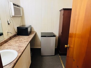 Room, 1 King Bed, Non Smoking | Desk, iron/ironing board, free WiFi, bed sheets - Capital O Sparta Motel Near Carbondale (Sparta)