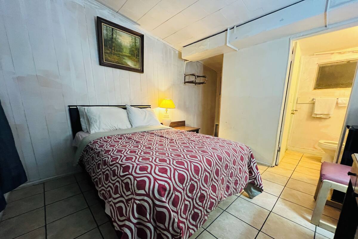 Room, 1 Queen Bed, Non Smoking | Desk, iron/ironing board, free WiFi, bed sheets
