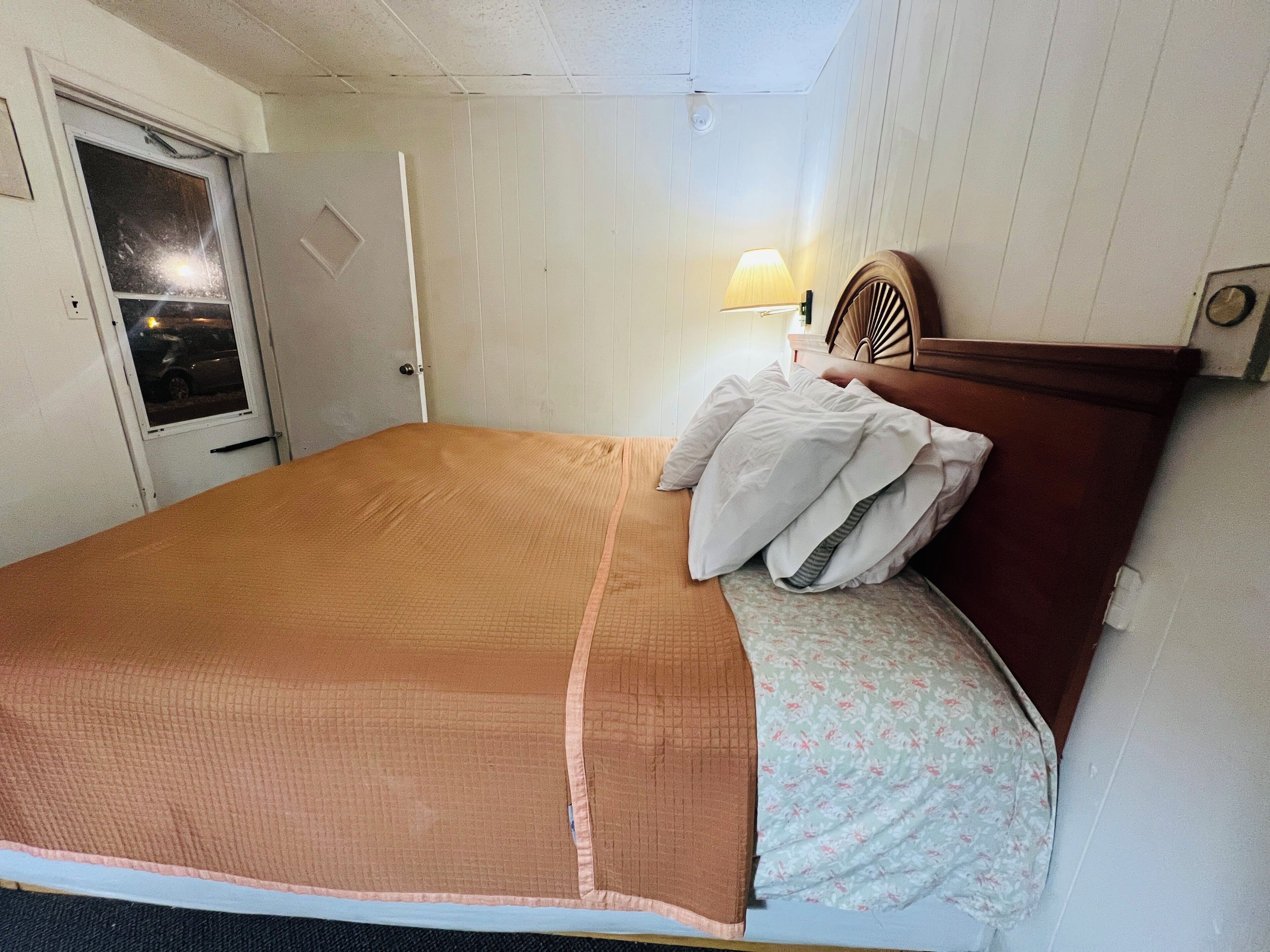 客房, 1 张特大床, 无烟房 | 办公桌、熨斗/熨衣板、免费 WiFi、床单