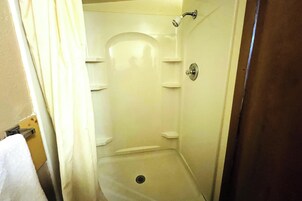 Artículos de higiene personal gratuitos, secador de pelo y toallas