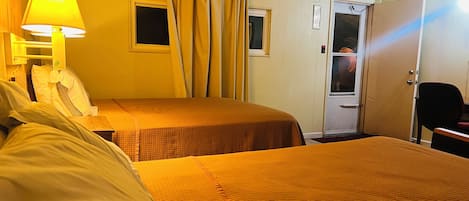 Rom, 2 queensize-senger, ikke-røyk | Skrivebord, strykejern/-brett, wi-fi (inkludert) og sengetøy