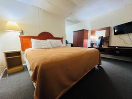 Escritorio, tabla de planchar con plancha, wifi gratis y ropa de cama 