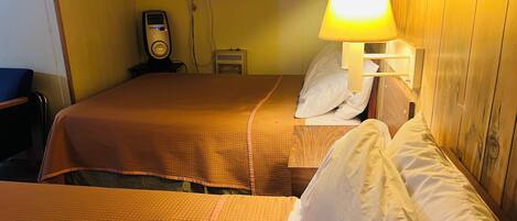 Habitación, 2 camas de matrimonio, no fumadores | Escritorio, tabla de planchar con plancha, wifi gratis y ropa de cama