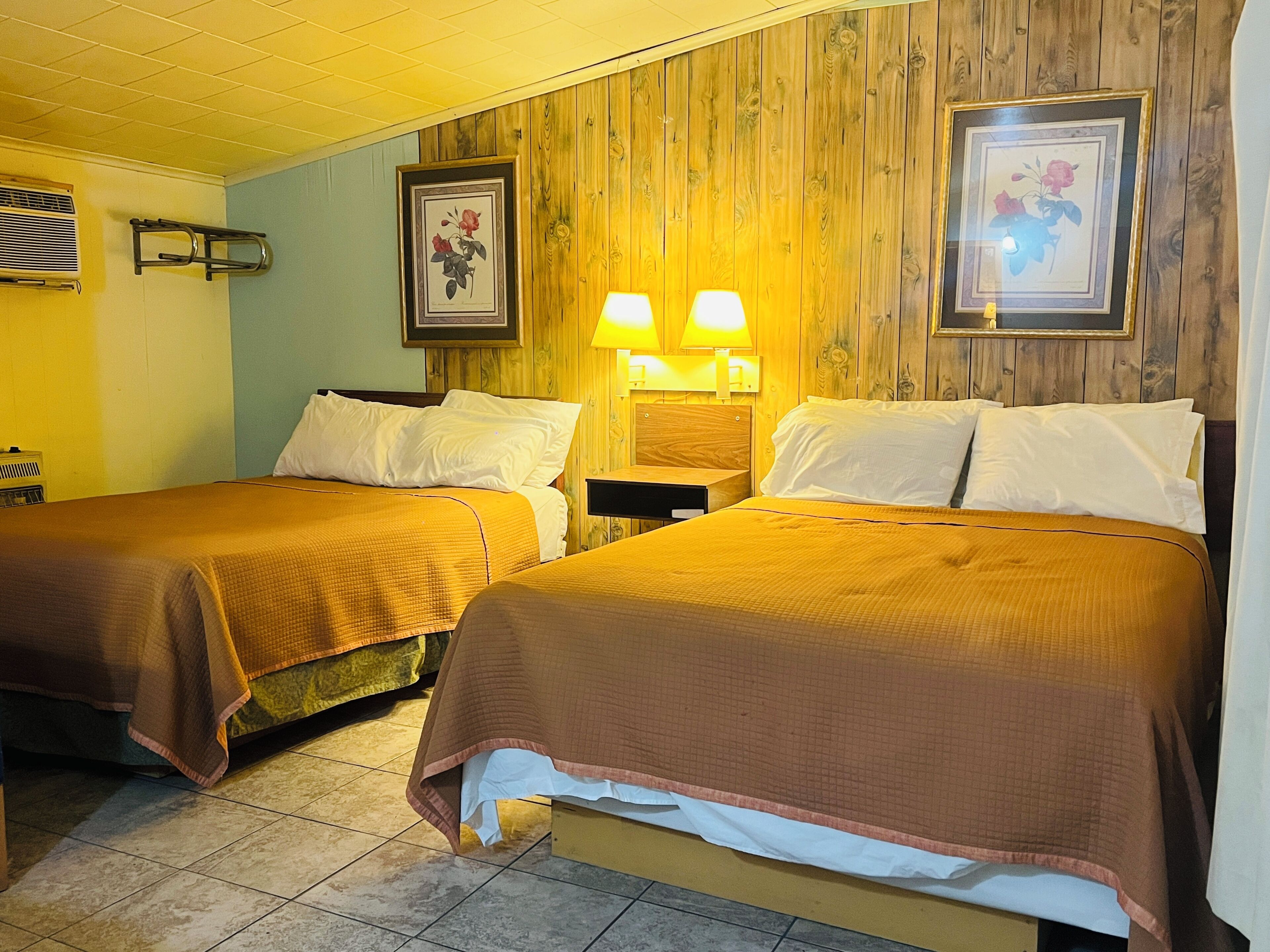 Zimmer, 2 Queen-Betten, Nichtraucher | Schreibtisch, Bügeleisen/Bügelbrett, kostenloses WLAN, Bettwäsche