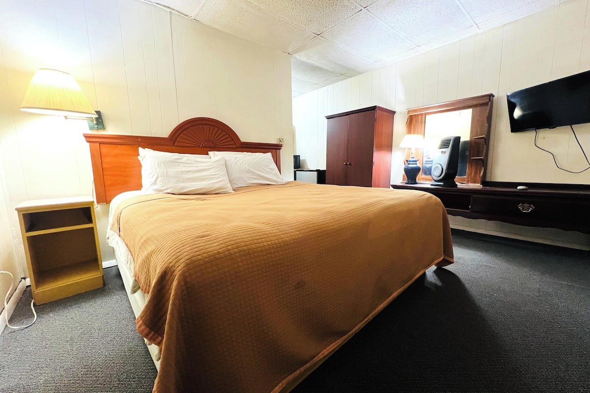 Room, 1 King Bed | Desk, iron/ironing board, free WiFi, bed sheets